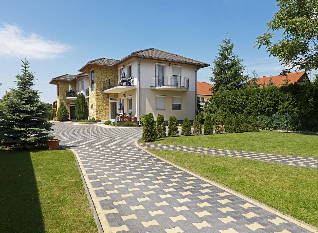 Balatonlelle Apartmanhaz Rum bild